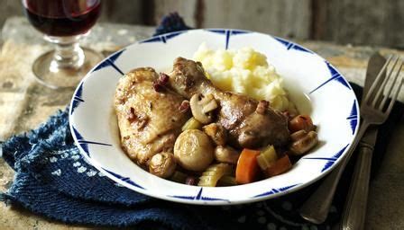  Coq au Vin: Indulge in Rich Flavors Infused with Wine and Tenderized by Slow Cooking Perfection!