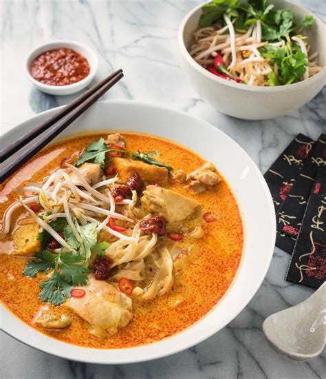  Laksa Johor:  An Aromatic Symphony of Spicy Coconut Broth and Perfectly Textured Noodles!