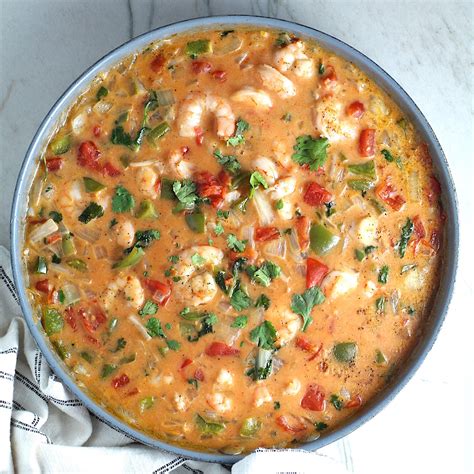  Moqueca de Camarão: A Symphony of Spiced Seafood and Creamy Coconut Embrace!