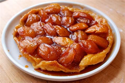  Tarte Tatin:  A Decadent Dessert That Combines Crispy Caramel and Tender Apples in Every Bite!